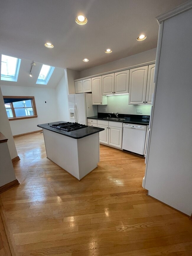 Building Photo - 3857 N Hermitage Ave