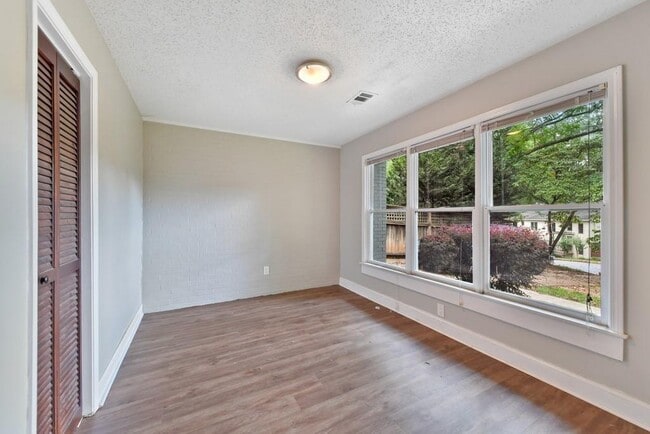 Building Photo - 326 Mathews Ave NE