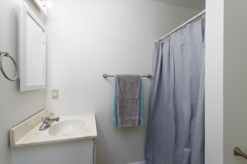 Building Photo - 129a Manor Ave N