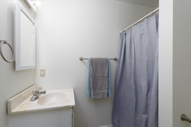 Building Photo - 129a Manor Ave N