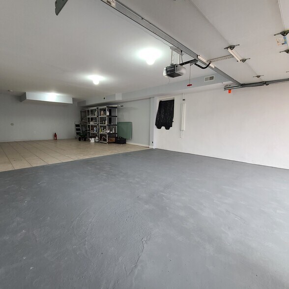 Full Garage - 5206 Cottage Ave