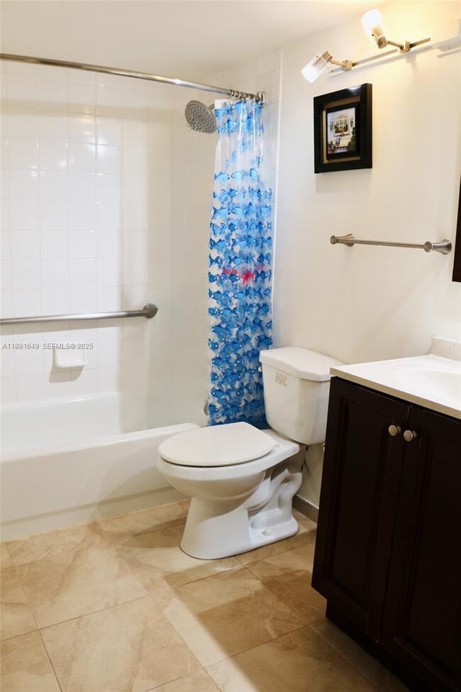 Building Photo - 19999 E Country Club Dr