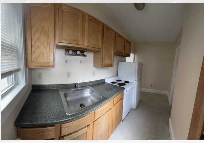 Building Photo - 24 Loomis St