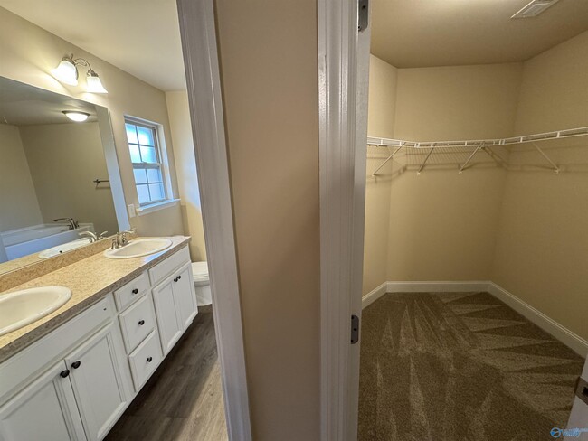 Building Photo - 2467 Bell Manor Dr SW