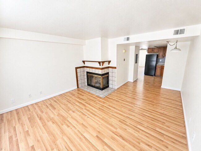 Building Photo - Perfectly located and priced!