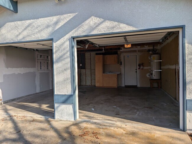 Building Photo - Cute and updated Clovis home offering wonderful amenities, good size lot, a bid backyard + potent...