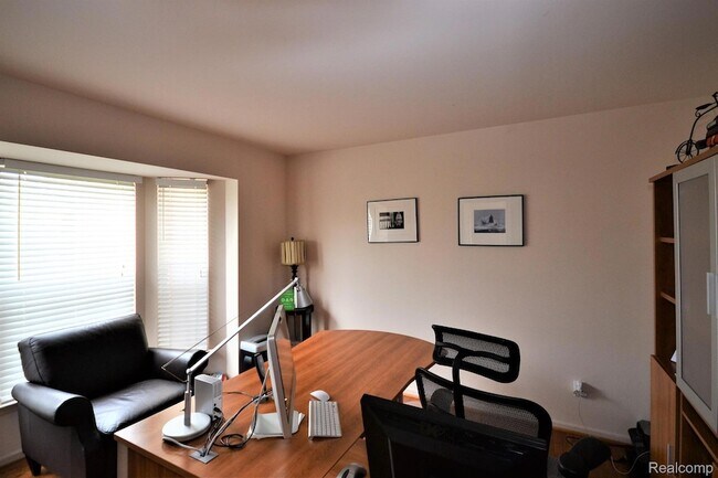 Building Photo - 4890 Spring Meadow Dr