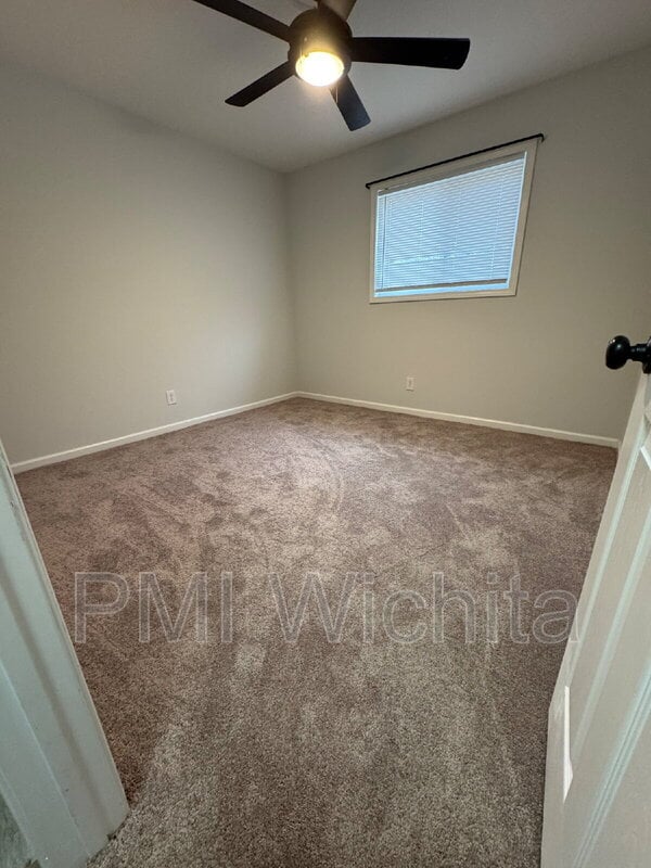 Building Photo - 422 W Mahoney Dr