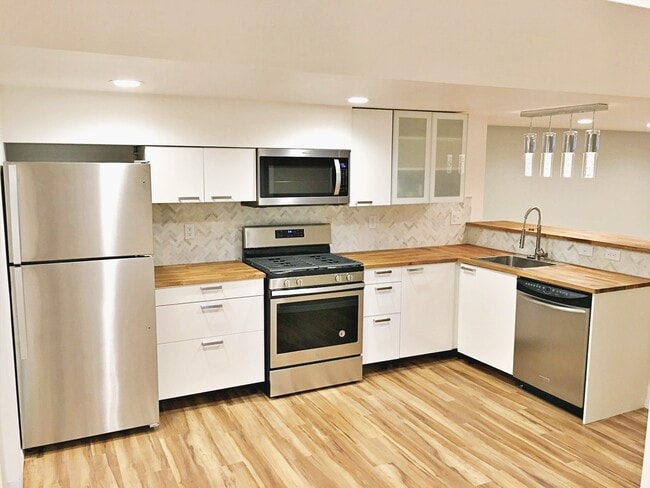 Building Photo - 5404 NE 54th Ave