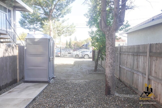 Building Photo - 125 B St