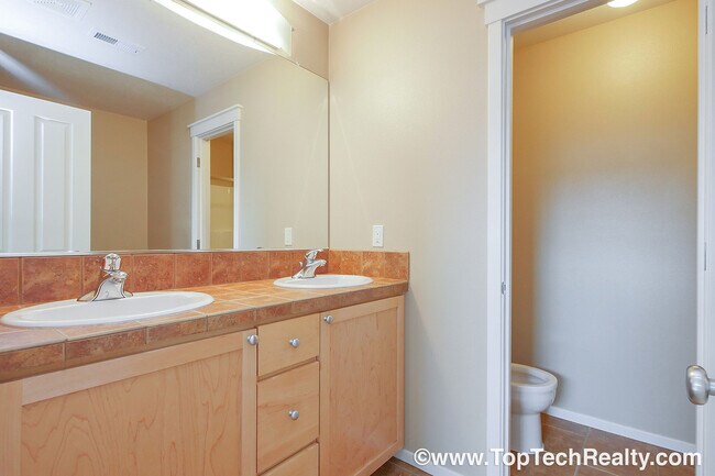 Building Photo - Fabulous 3 BD* 2.5 BA In Popular Arbor Reserve Townhome Community! **Minutes From Tanasbourne Sho...