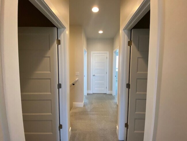 Building Photo - Beautiful 3 Bedroom Townhome Close to Amenities! $200 Off First Month's Rent!