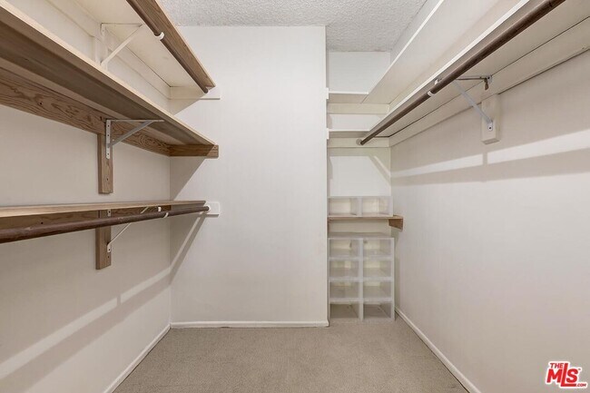 Building Photo - 809 S Bundy Dr