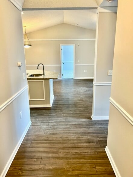 Building Photo - 800 Hidden Ridge Ct