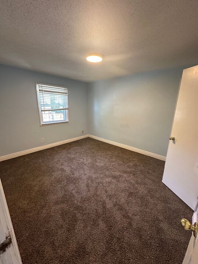 Building Photo - 4 Bed, 1 Bath Row home