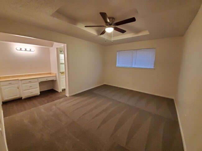 Building Photo - 106 N W Pk Dr