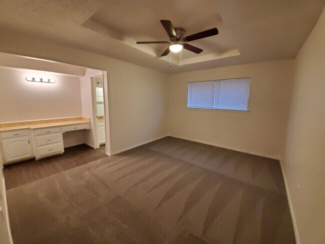 Building Photo - 106/108 Westpark N Dr Duplex