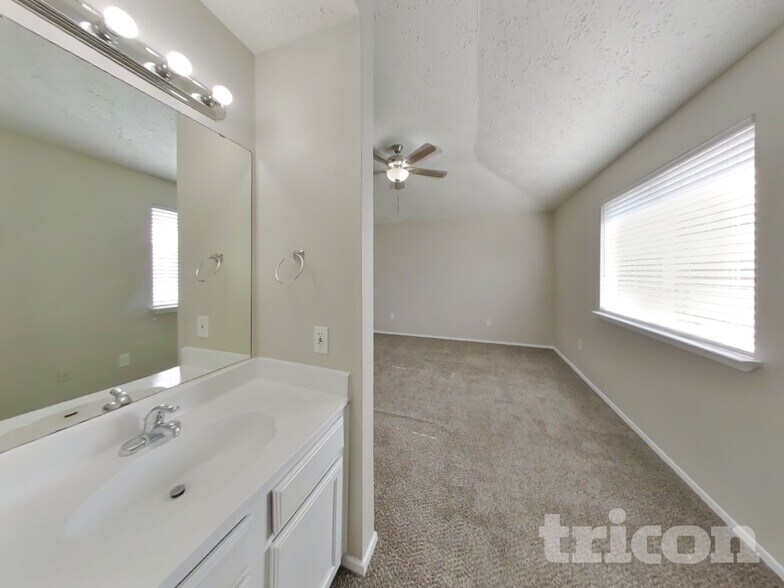 Building Photo - 2802 N Spring Dr