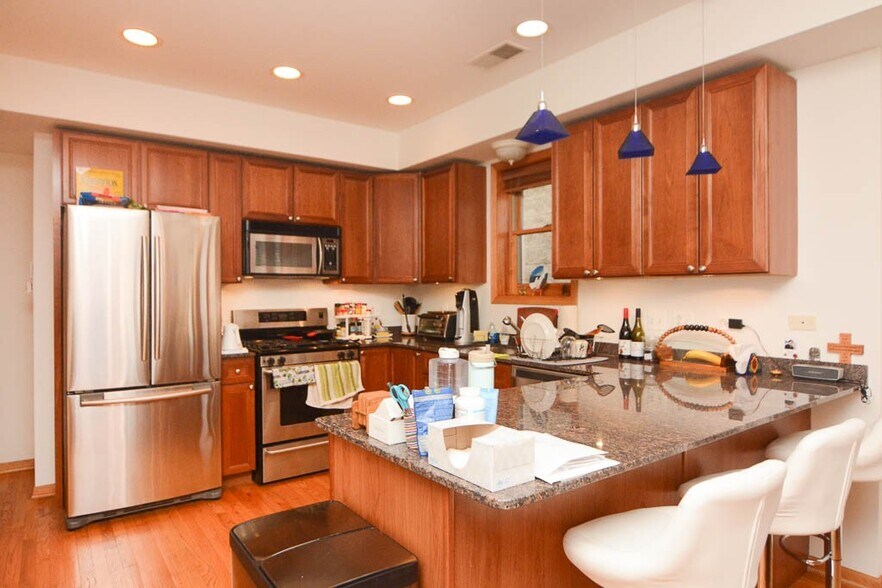 Building Photo - 934 W Leland Ave