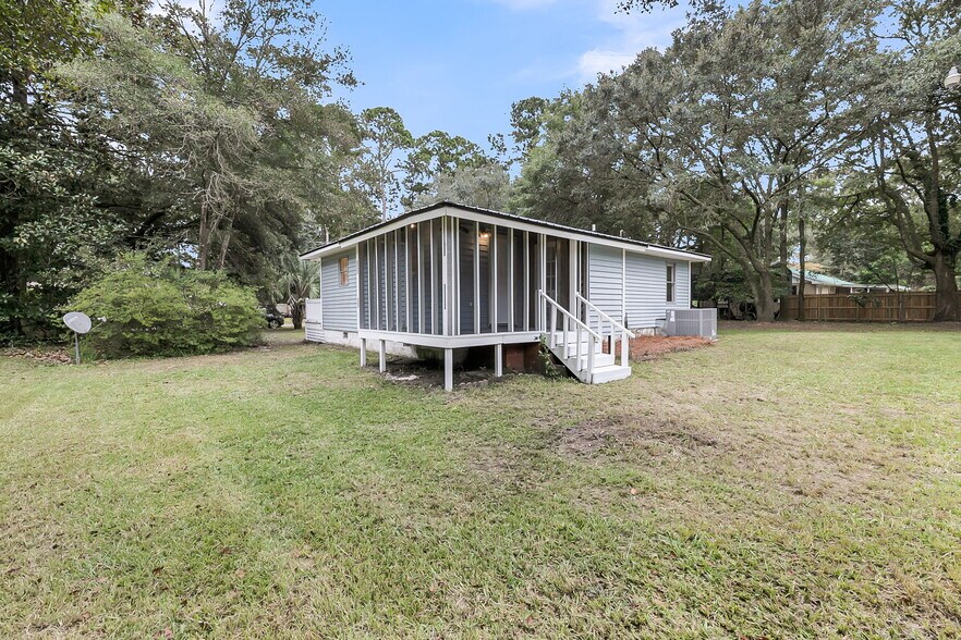 Back of house and screened-in porch - 1594 Point Park Dr