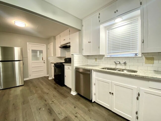 Building Photo - 3 Bedroom 3 bathroom Remodeled home ready to be loved