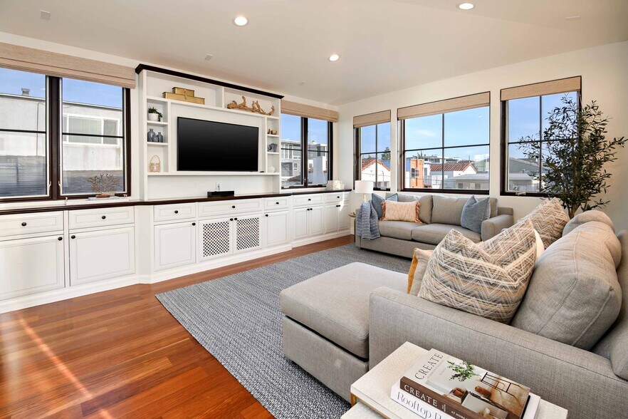 Building Photo - 319 33rd St