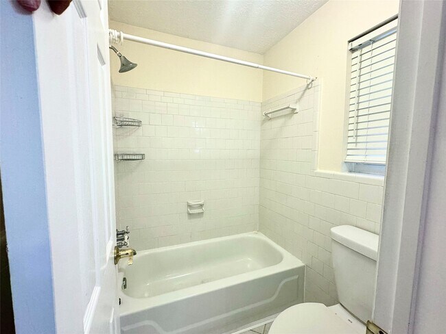Building Photo - 310 Knoll Forest Dr