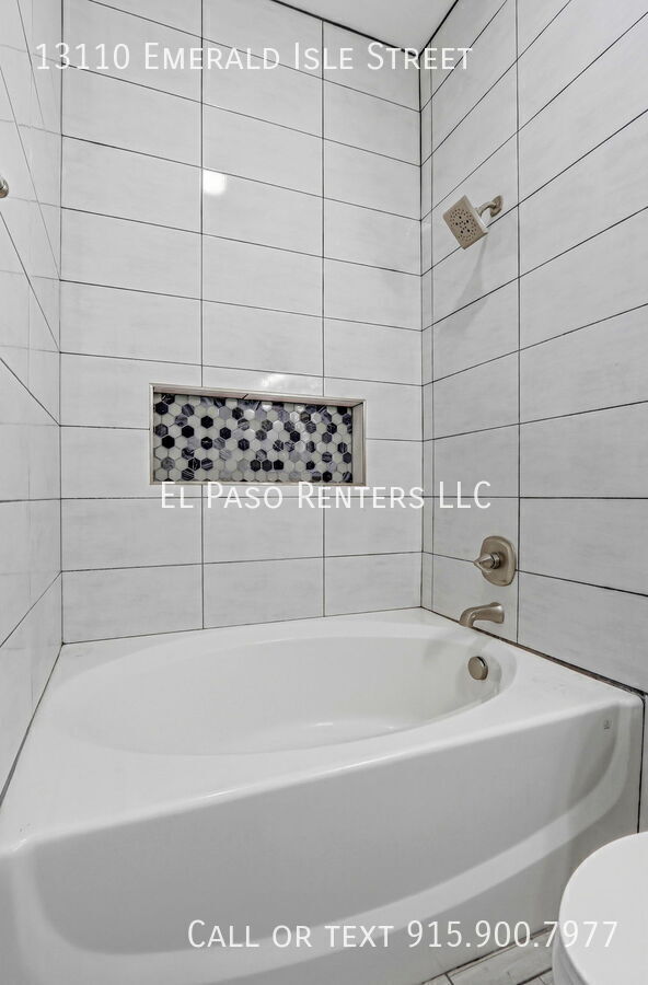 Building Photo - 13110 Emerald Isle St