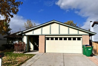 Building Photo - Gorgeous 4 Bed Home In Donner Springs!