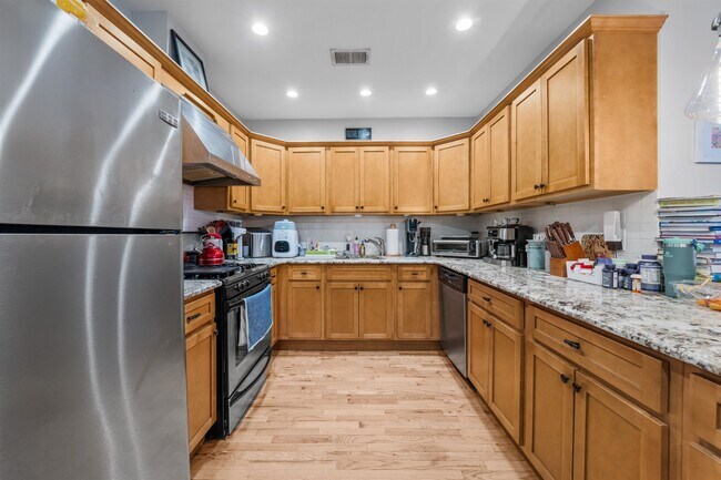 Building Photo - 118 Coles St