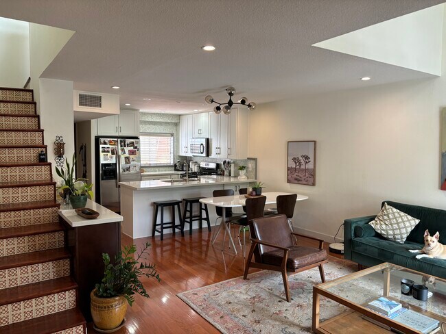 Building Photo - 10926 Bluffside Dr