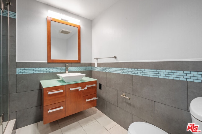 Building Photo - 1115 S Elm Dr