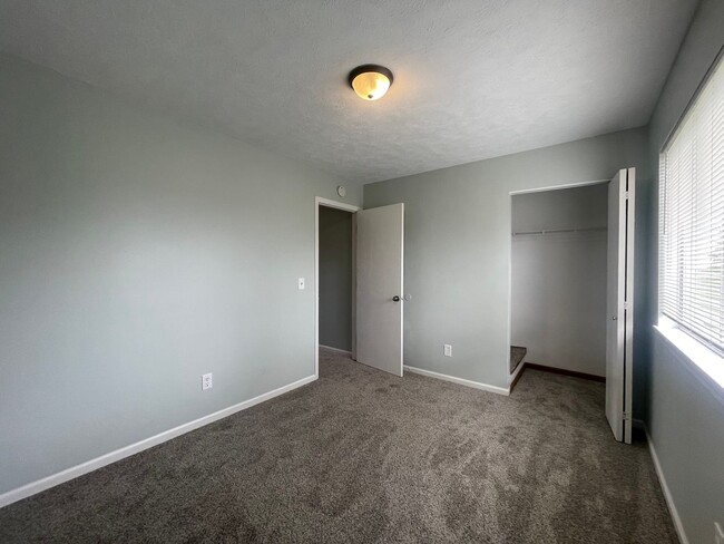 Building Photo - Townhome with central air and a garage!