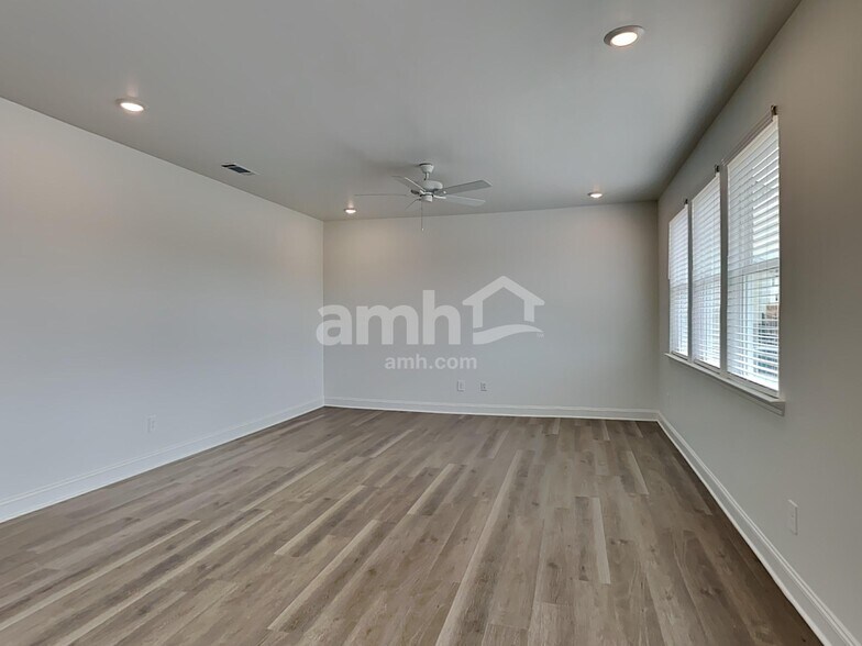 Building Photo - 116 Punderson Dr