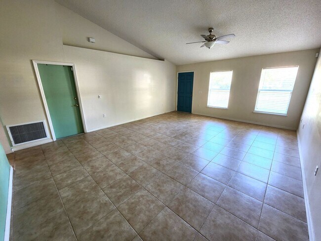 Building Photo - Spacious 4 Bedroom, 2 bath home