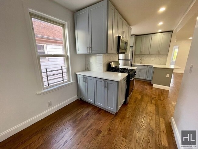 Building Photo - Newly Renovated, Beautiful 4 Bedroom Apt i...