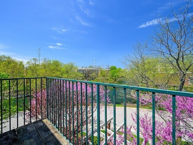 Building Photo - "Charming 2-Bed, 2-Bath Retreat in Northfield's Arbor Lane Oasis!"