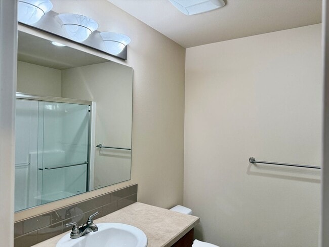 Building Photo - Beautiful 2 bed, 2.5 bath townhome located in Mountlake Terrance $2750/mo.