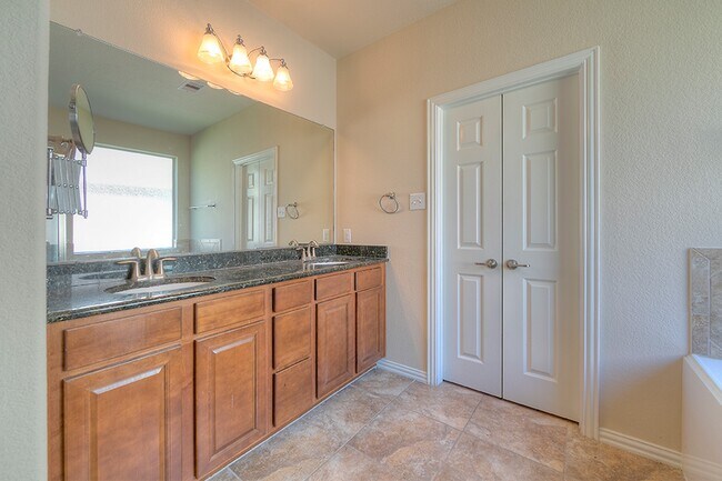 Building Photo - 10 Quillwood Pl