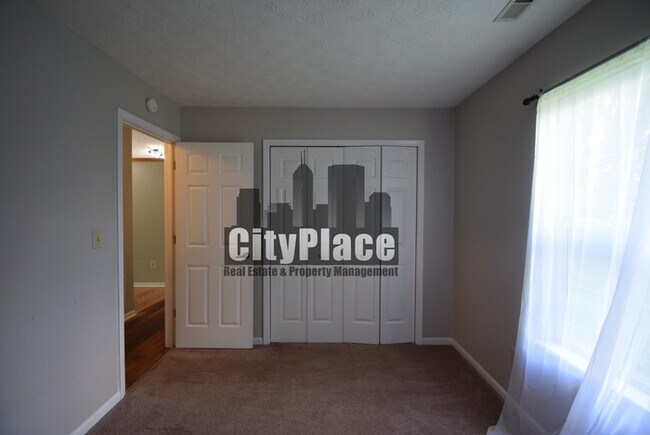 Building Photo - 525 E Pine Ridge Dr