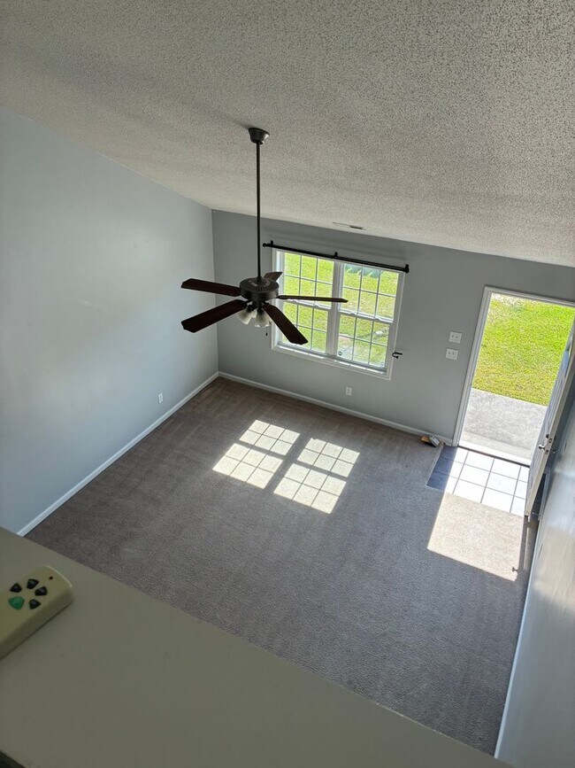 Building Photo - Delightful 2 bedroom 2.5 bath located in Hubert. Just a short drive to Camp Lejeune, area beaches...