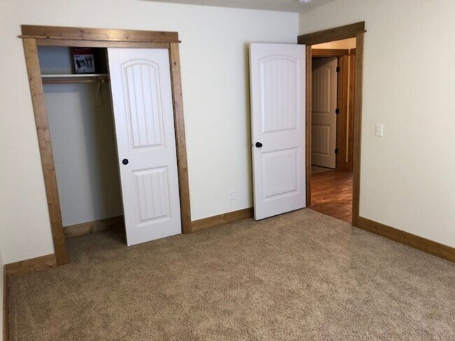 Building Photo - Comfortable Living in the Heart of Valley ...
