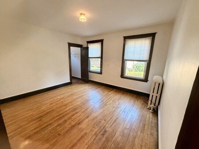 Building Photo - 92 Oak Ave