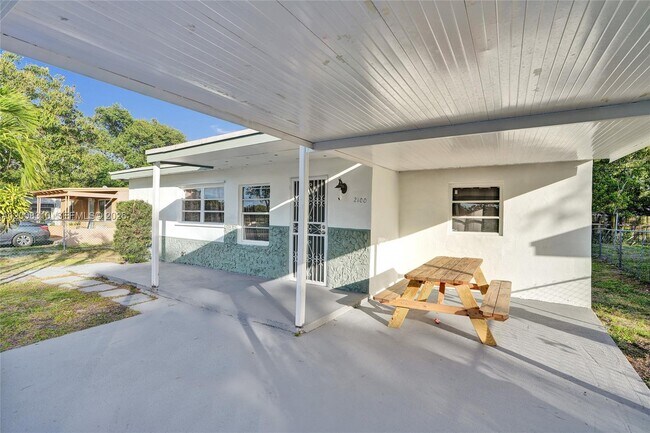 Building Photo - 2100 Service Rd