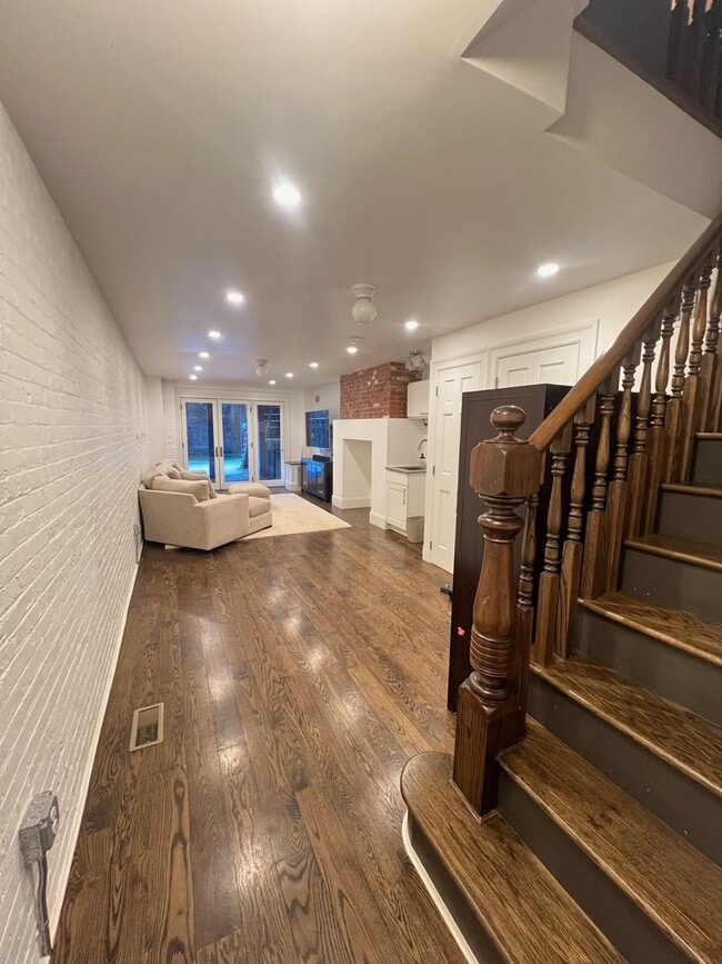 Building Photo - 122 Mercer St