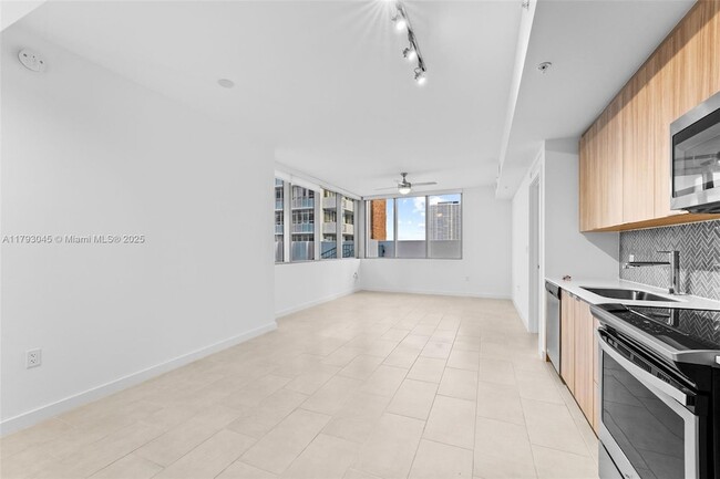 Building Photo - 2150 N Bayshore Dr