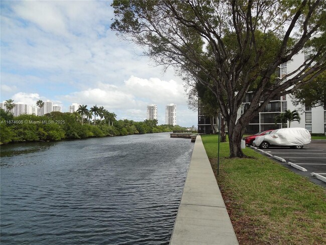 Building Photo - 3401 N Country Club Dr