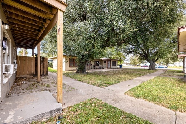 Building Photo - 905 3rd Ave N