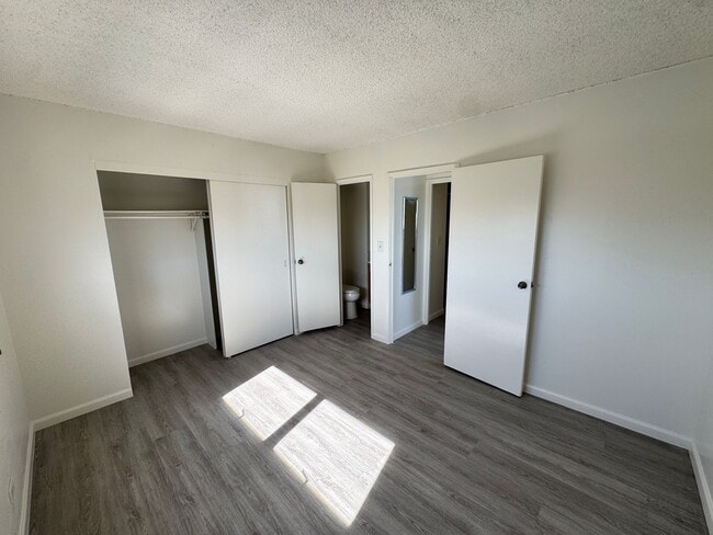 Building Photo - Bright and Breezy 2 bed, 1.5 bath, 1 covered parking top floor condo in Makiki!!