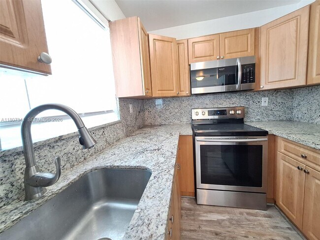 Building Photo - 2011 Bay Dr